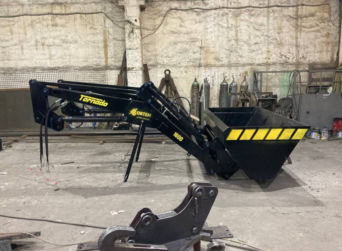 Фронтальний навантажувач КУН Tornado Black 2000