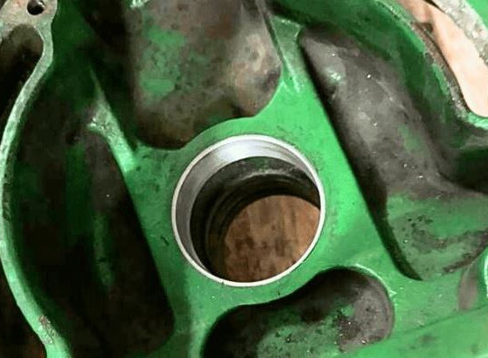 Ремонт корпуса нижнього редуктора шнека H130137 John Deere
